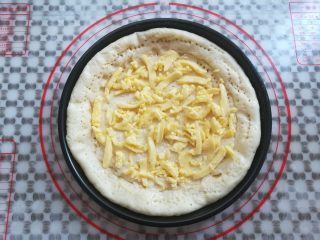 14、缤纷水果披萨,在披萨面团上抹上适量的沙拉酱，再放上适量的马苏里拉奶酪碎