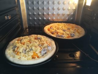 17、缤纷水果披萨,披萨胚放入预热好的烤箱底层