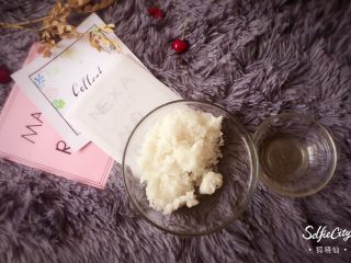 1、寿司????版的欢乐颂五美,把做好的米饭盛在碗里，倒入寿司醋。如果没有，也可以用白醋加白糖调的汁代替。