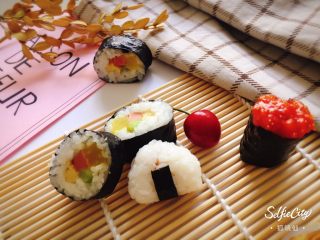 10、寿司????版的欢乐颂五美,最右边立着的就是鱼子酱寿司。鱼子酱我在某宝买的，20克小袋装，不浪费。