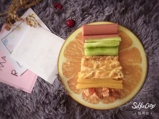 14、寿司????版的欢乐颂五美,黄瓜，腌制萝卜，火腿肠都切小长条，鸡蛋也切条。基本长度差不多就可以