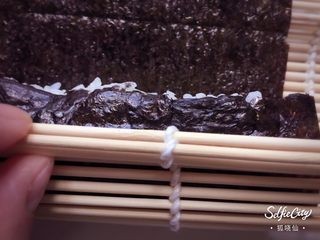 16、寿司????版的欢乐颂五美,一边卷，一边把寿司席往自己身体方向卷，然后卷好后用席子用点力压实。不然切的时候很容易散