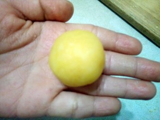 9、辅食计划~芝麻小酥饼,取一小团子搓圆