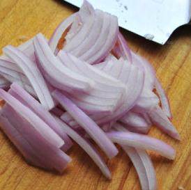 1、韩式泡菜芝士饼,将香葱切碎，洋葱切丝备用