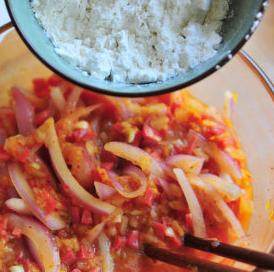 3、韩式泡菜芝士饼,培根切小丁加入辣白菜中，再倒入面粉，一起拌匀