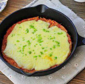 6、韩式泡菜芝士饼,烤箱预热200度，烤5分钟左右，芝士完全融化就OK了