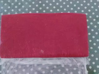 2、爱心编织饼干,接着将两份面团分别放入小号保鲜袋，擀成薄面片，并放入冰箱冷冻至稍硬