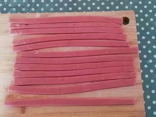 3、爱心编织饼干,然后用刀分别切成宽约6mm左右的长条。