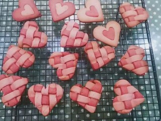 4、爱心编织饼干,烤好的饼干出炉晾凉。