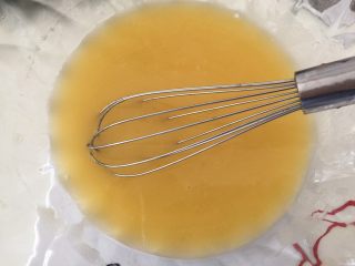 3、杏仁核桃饼干（无泡打粉、苏打粉）,用手动打蛋器搅拌成乳化状