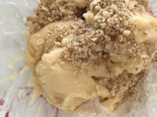 13、杏仁核桃饼干（无泡打粉、苏打粉）,放入核桃仁碎，抓捏几下，把核桃仁碎混进去就好