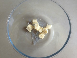 1、芝麻蛋白薄饼,黄油切小块。