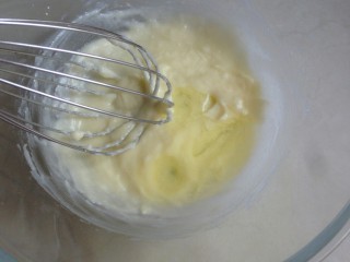 5、芝麻蛋白薄饼,第二次加入蛋清。