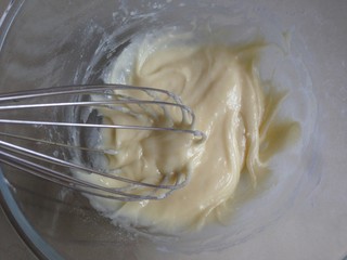 8、芝麻蛋白薄饼,划Z字型拌均匀,不要过度搅拌。