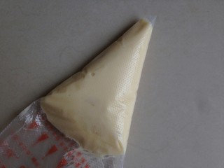 9、芝麻蛋白薄饼,装进裱花袋