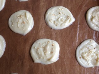 10、芝麻蛋白薄饼,挤在铺了高温油布的烤盘上,每个饼之间要留有充足的空间。