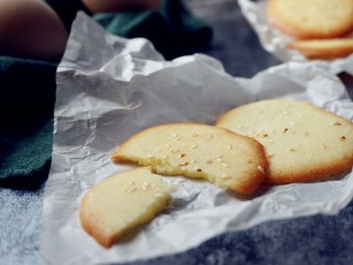 12、芝麻蛋白薄饼,烘烤结束,将饼干取出。