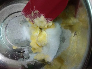 2、纽扣饼干,黄油室温软化后加入糖粉和盐翻拌均匀。