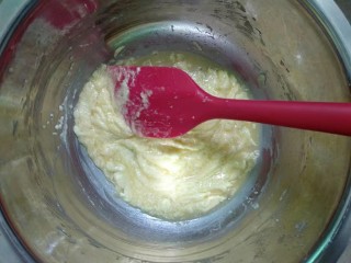 4、纽扣饼干,加入20克全蛋液。