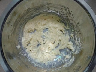 5、纽扣饼干,再用打蛋器充分打匀。