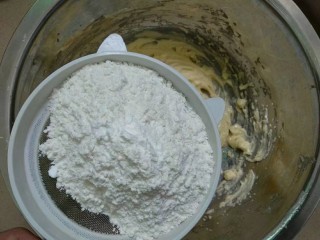 6、纽扣饼干,筛入低筋面粉和泡打粉翻拌混合。