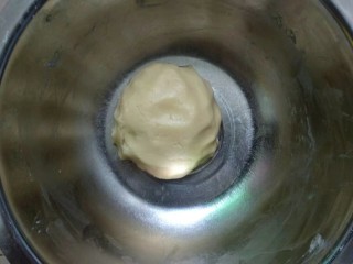 7、纽扣饼干,用手团成团，盖上保鲜膜静置15分钟。