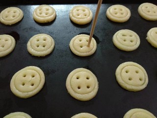 11、纽扣饼干,用粗点的竹签在里面圆形里扎4个对称的孔。