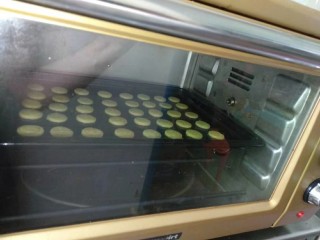 12、纽扣饼干,放入提前预热175度烤箱，上下火中层烤10分钟左右至表面金黄色即可。（具体时间根据自家烤箱脾气和所擀面团的厚度来调整，多观察上色情况）