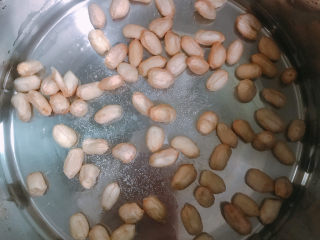 3、醋泡花生米,锅中烧水、放盐和花生米