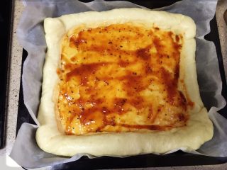 9、鸡肉芝心披萨,涂上披萨酱。我这个是番茄口味的。