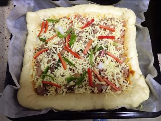 11、鸡肉芝心披萨,最后再洒上芝士和另外一半青红椒。然后进烤箱。预热170摄氏度。烤制20分钟-25分钟。