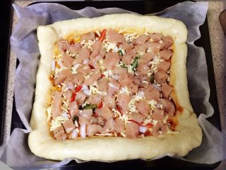 10、鸡肉芝心披萨,依次加上芝士、洋葱、一半青红椒和鸡肉。这里的鸡肉提前腌制过。用朗姆酒、盐、披萨草和黑胡椒腌制半小时。