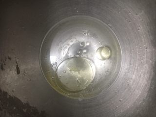 1、鸡丁蘑菇披萨,清水和油先放入