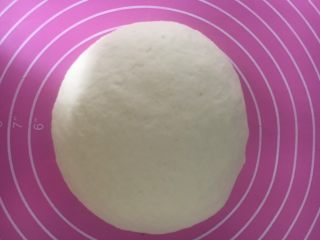 5、鸡丁蘑菇披萨,转移到案上，用手继续揉匀，成光滑的面团