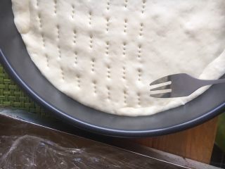 10、鸡丁蘑菇披萨,拿叉子戳洞