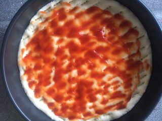 13、鸡丁蘑菇披萨,在饼底上先涂一层番茄酱