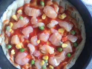 14、鸡丁蘑菇披萨,均匀摆放好鸡肉丁，青豆玉米