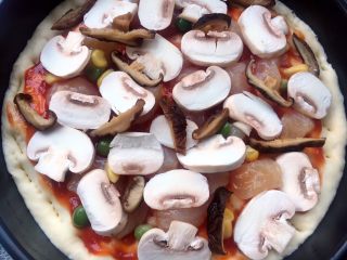15、鸡丁蘑菇披萨,再铺上蘑菇香菇