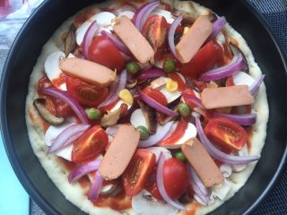 16、鸡丁蘑菇披萨,可以再挤一层番茄酱后，铺洋葱丝、小番茄、火腿肠