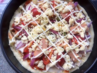 17、鸡丁蘑菇披萨,最后撒马苏里拉芝士，还可以画井字挤上沙拉酱