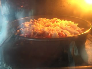 18、鸡丁蘑菇披萨,烤箱预热200度，烤约18分钟左右