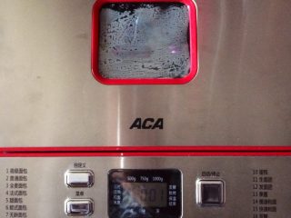 1、果缤纷披萨,面坯：高筋面粉200克，水120克，酵母粉3克，黄油10克，白糖10克，盐5克，将这些材料倒入面包机和面并发酵！