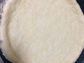 3、果缤纷披萨,发酵好后将面团分成两份，排气揉成面团，醒10分钟，擀成厚约4毫米的面饼，边卷起来，边的薄厚可随意！底面用叉子戳一堆孔（以防烘烤过程中起泡）并刷上番茄沙司！