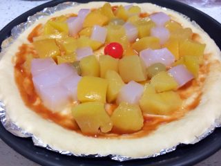 4、果缤纷披萨,在面饼上铺满杂果罐头里的各种水果