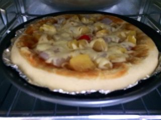 6、果缤纷披萨,烤箱预热180度，放入中层生下火，烤制20分钟左右即可！