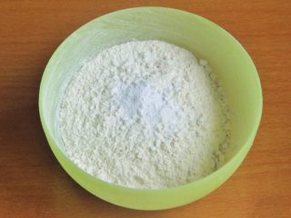 2、藜麦核桃酥,将藜麦糕点粉、小苏打、泡打粉混合均匀。