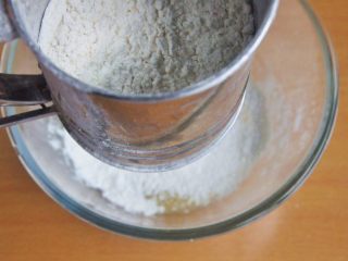 3、藜麦核桃酥,将粉类筛入打蛋盆中。