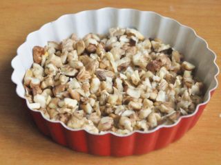 5、藜麦核桃酥,准备核桃碎，份量可以根据自身的喜好增减。