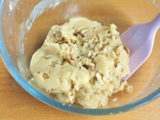 6、藜麦核桃酥,将核桃碎与面团混合均匀。