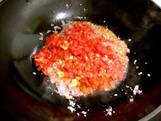 9、自制披萨酱,加入番茄末翻炒2分钟，加入开水50ml，小火烧4分钟